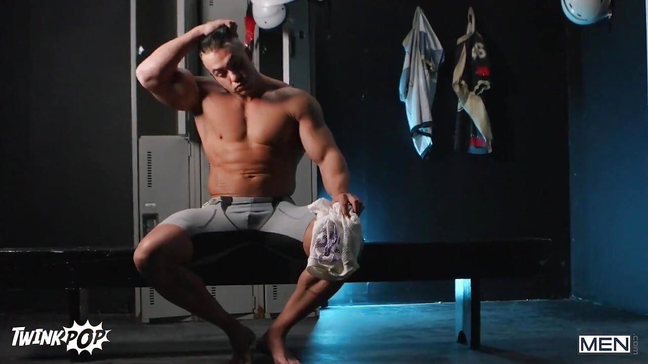 Twinkpop  - As musclebound bodybuilder Phillipe Massa strips down and towels off the sweat from his ripped