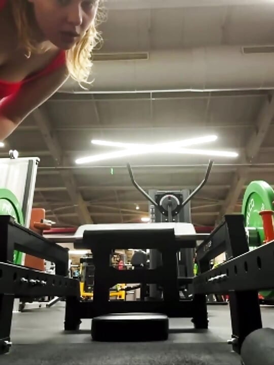 تدريب مثير في الجيم بلغة ليغينز