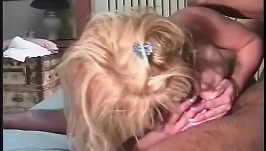 Siyah iri güzel kadın büyük aletiyle sarışın kadının amını esnetiyor
