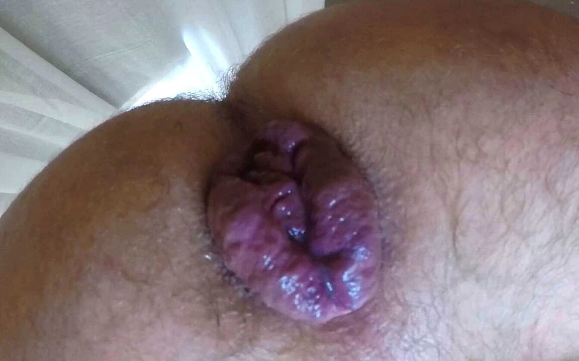 Rimmjob. 我的妻子舔和吮吸我的屁股, 直到我脱垂. 射在奶子上, 舔到高潮.