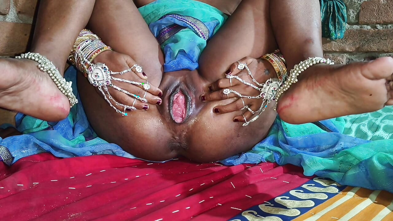 Devar ne padosi bhabhi ke chut me tel laga ke pura hanth ghussa diya.chudakr aunty ne chut me hanth dalwa ke chut se maal giraya