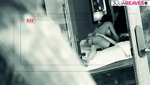 Sexy mädchen stöhnt, als sie einen monsterschwanz bis zum abspritzen reitet