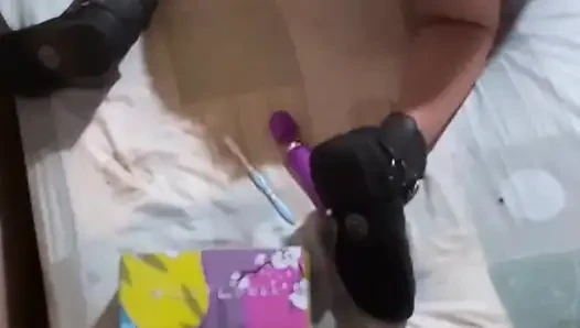 Gadis rambut merah pertama kali bereksperimen dengan anal plug