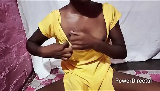 Gadis perawan desa itu diam-diam menekan susunya di rumah dan memadamkan panas masa mudanya dengan memasukkannya ke dalam vagina