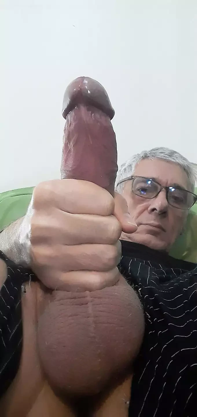 Een man die zijn monster 20 meter lange pik aftrekt. Ongecensureerd en ook zijn grote dikke pik aftrekken.