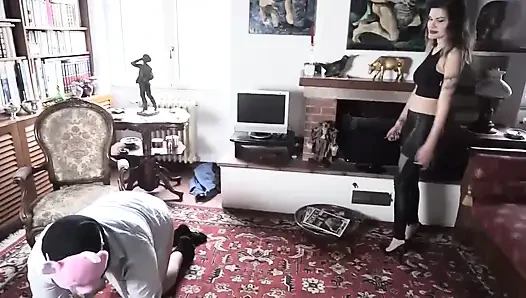 Женское доминирование, телочка в латексе пинает его по яйцам