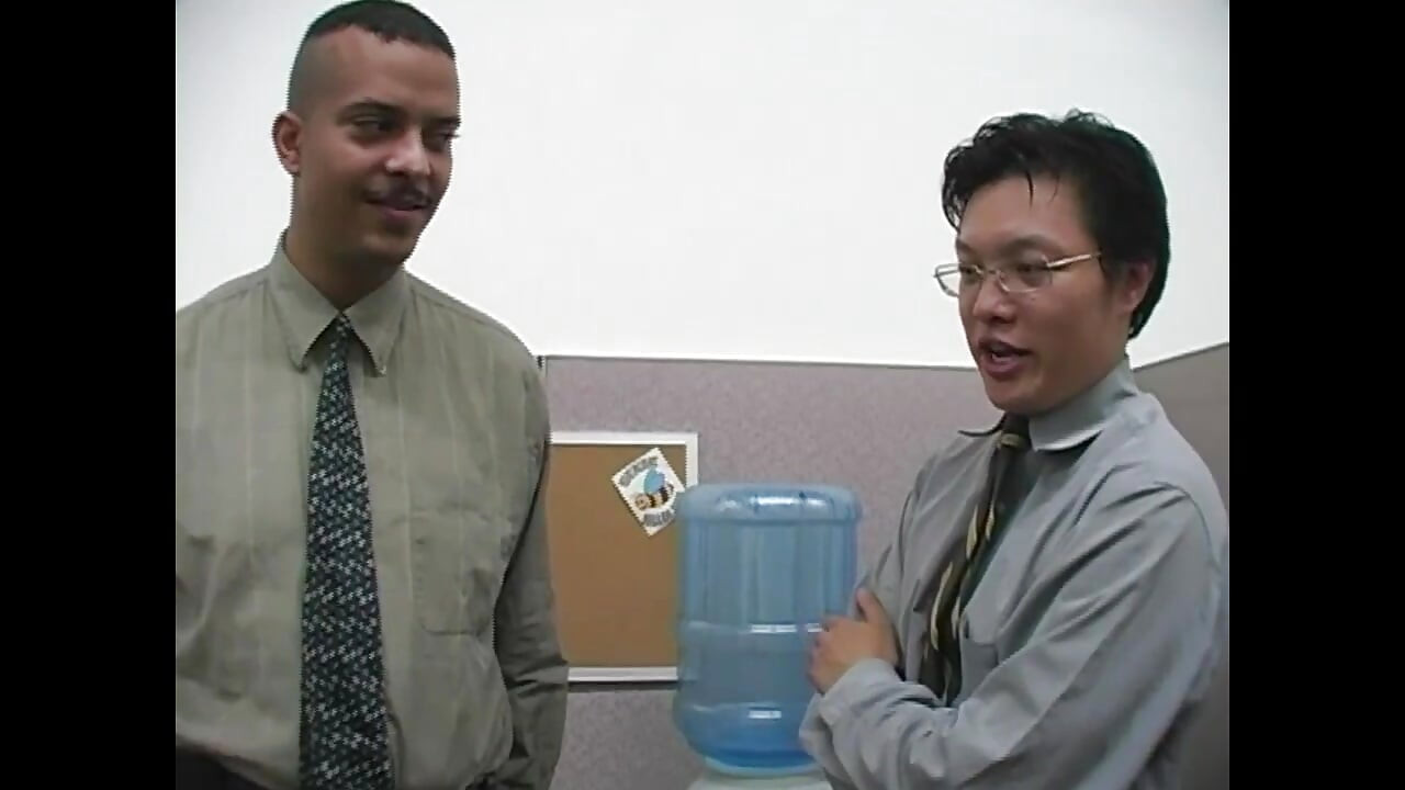 MILF berambut coklat menikmati zakar muda yang besar