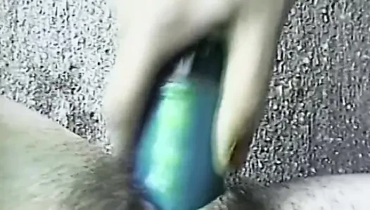 Cewek rambut cokelat yang menggoda lagi asik fingering dan ngentot pakai botol dengan penuh semangat