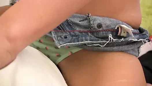 Unwelcome: April hat eine unliebsame teen handjob-pov-session mit einem riesigen abspritzen auf ihre titten und ihr gesicht