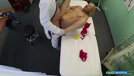 Fake hospital - tombul götlü tombul sarışın zevk için doktorun yaramaz teklifini alıyor