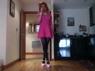Sissy Rachel Mincing en vestido skater rosa