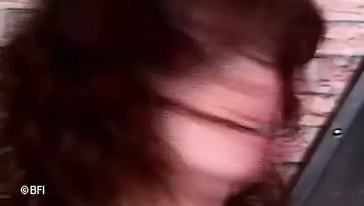 Kırmızılı kadın