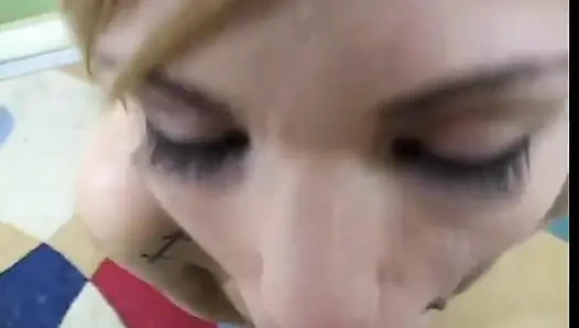 Pelacur ngentot kontol di mulutnya sebelum pantatnya dicrot sperma