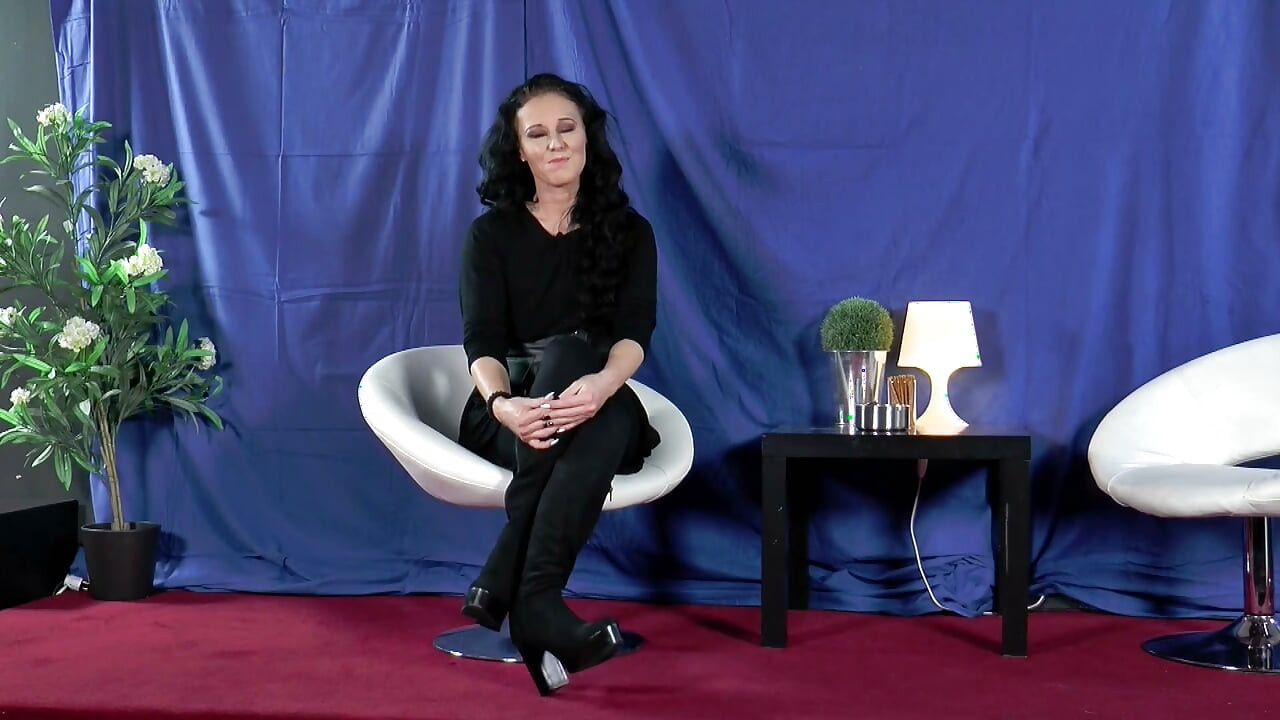 Empat model Jerman nyepong dan ngentot dengan bodystocking