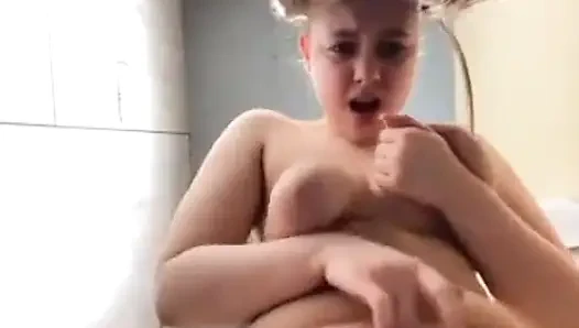 Extreme. Muschi hautnah. Sitzt auf dem sperma. Squirt viel