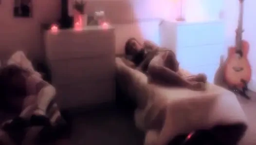 Mahasiswi sange ini lagi asik pesta seks bareng-bareng sama 3 mahasiswi sange dengan lingerie seksi