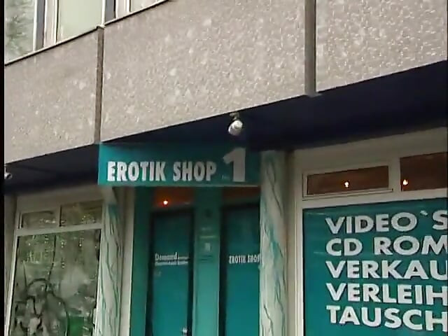 私のペニスを吸うエロティックな店で働く女の子