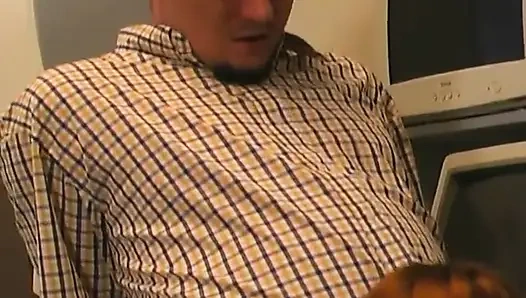 Genç esmer hatun ofiste sert sikiliyor