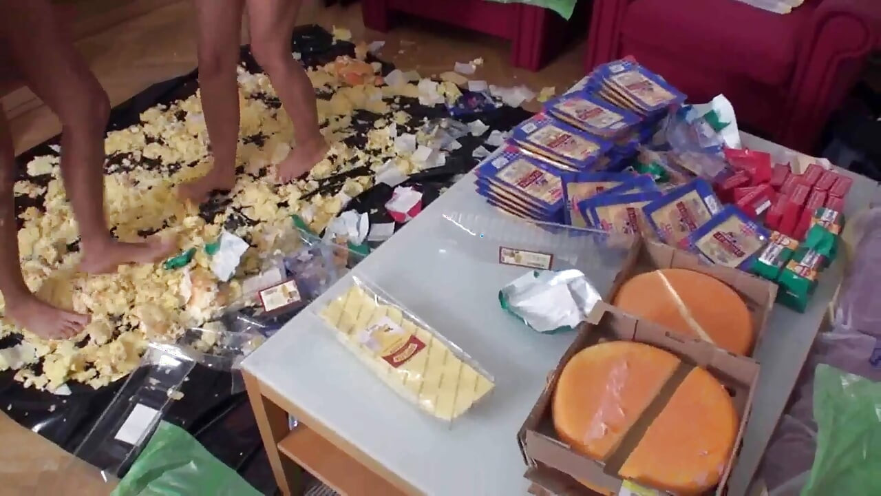 Τσούλες ποδοπατούν φαγητό στο σαλόνι