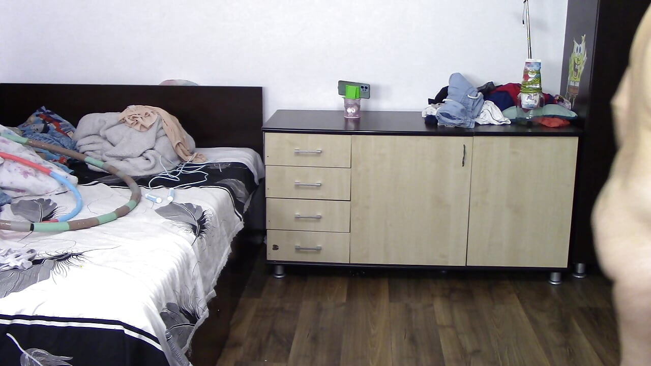 Sexy ehefrau trainiert zu hause nackt. Amateur-ehefrau masturbiert mit ihren fingern in ihrer muschi.