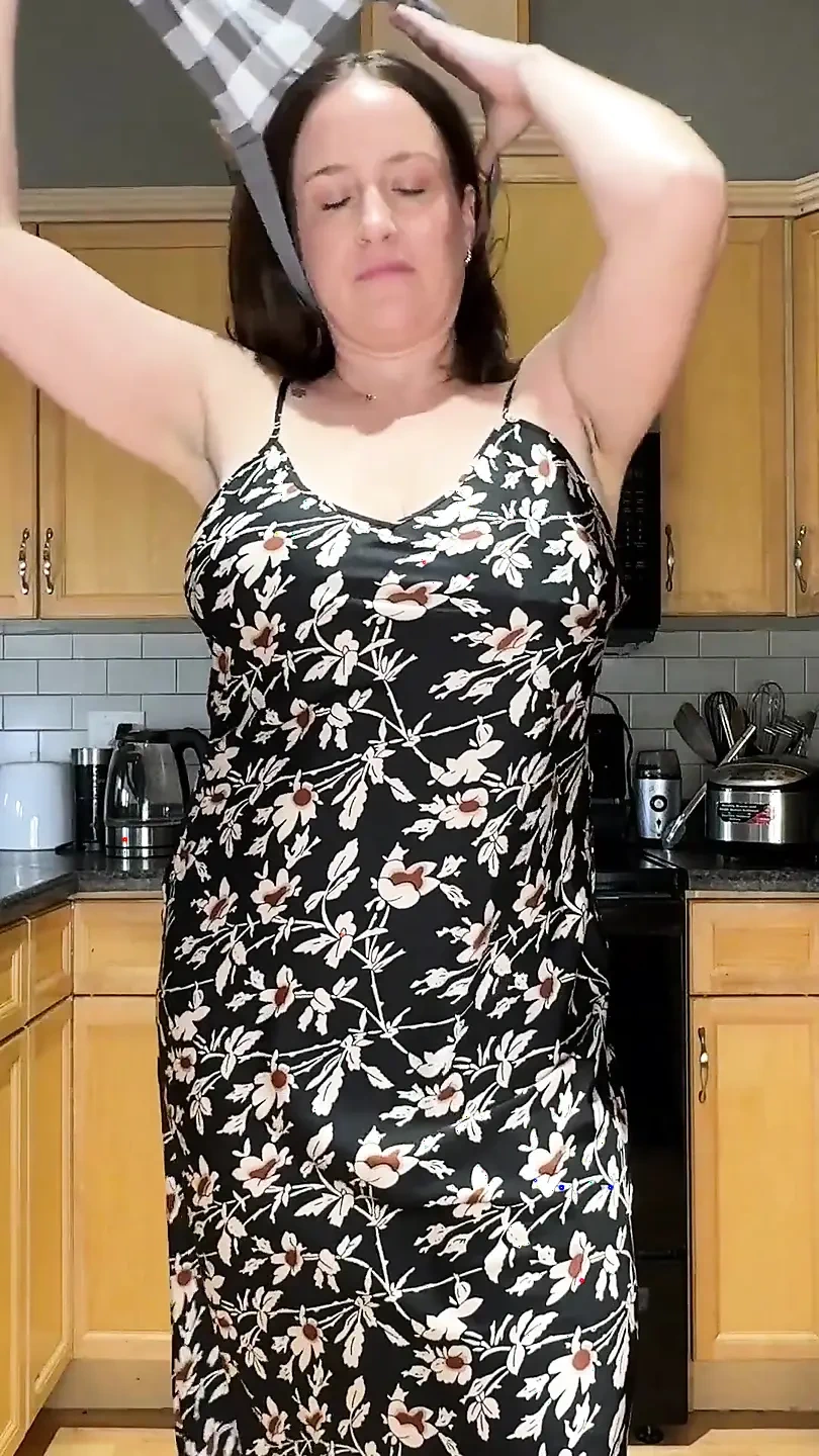 正在烘焙的家庭主妇在厨房骑鸡巴, 在办公椅上内射