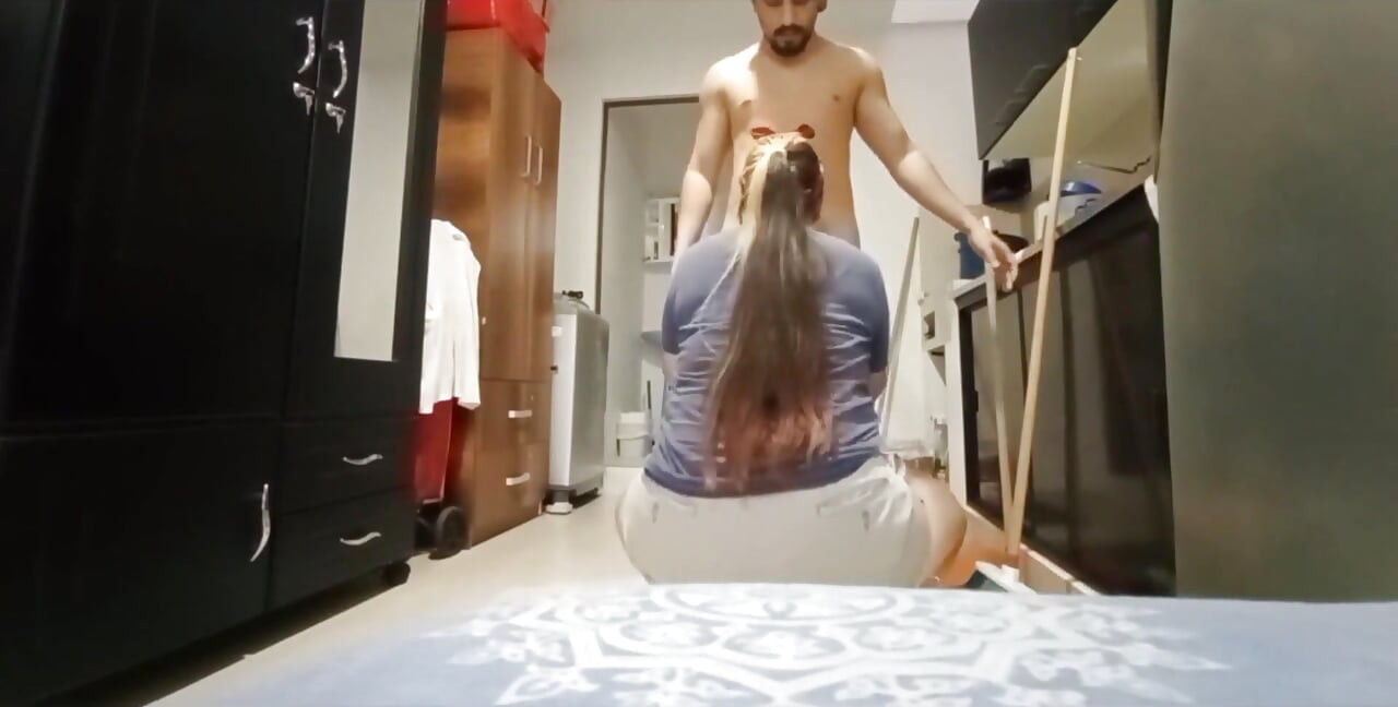 Không thể tin được! Dì kế của tôi bước vào nhà khi cô ấy đang làm nhà vệ sinh khỏa thân và rơi vào bẫy
