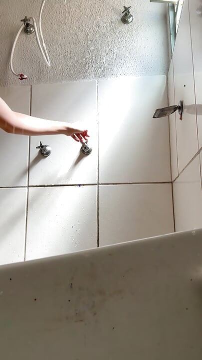 Alice Lima อาบน้ําและบีบหน้าอก