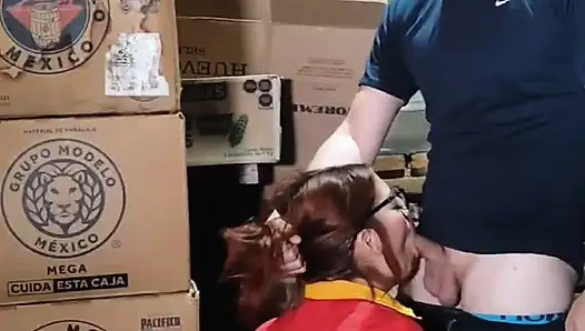 Кассирша в магазине, ее босс в подвале