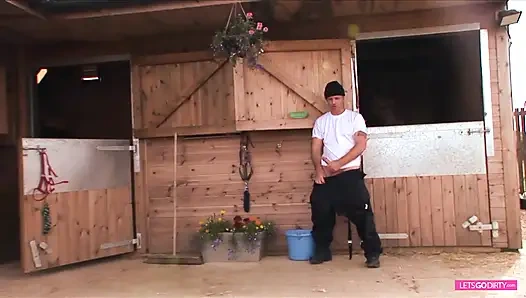 Pria lucu menonton yang lain bercinta, dan kemudian dia mendapat momennya dari si pirang nakal