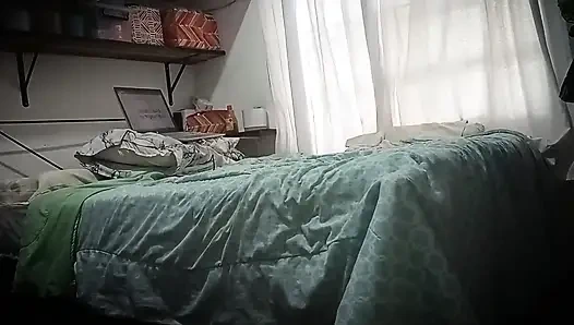 Cep telefonunu odama sakladım, çok ateşli ve onu izlemek için büyük bir götü var