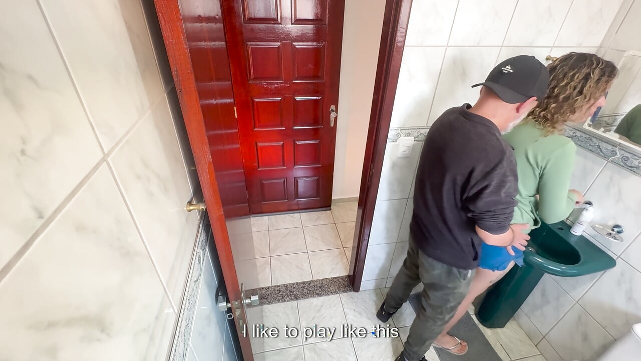 O meu vizinho espreita-me e entra na casa de banho para se esfregar contra mim.