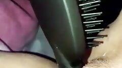 Hornyhannah neemt de haarborstel van haar stiefzus diep naar binnen
