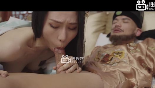 Neues asiatisches heißes kleid-mädchen kam zu einer massage und hatte am ende einen großen schwanz im mund