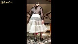 Gekleidet mit einem rock oder petticoat und einer hauchdünnen bluse für eine nacht