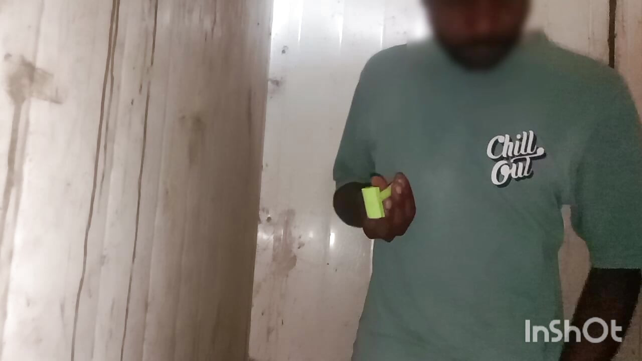 Indian public bathroom mein Jaat ka Bal banata ganda gaon ka ladka