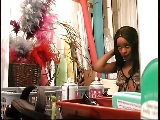 Chica negra rebota su gran culo redondo y su coño mojado en la polla dura de los chicos