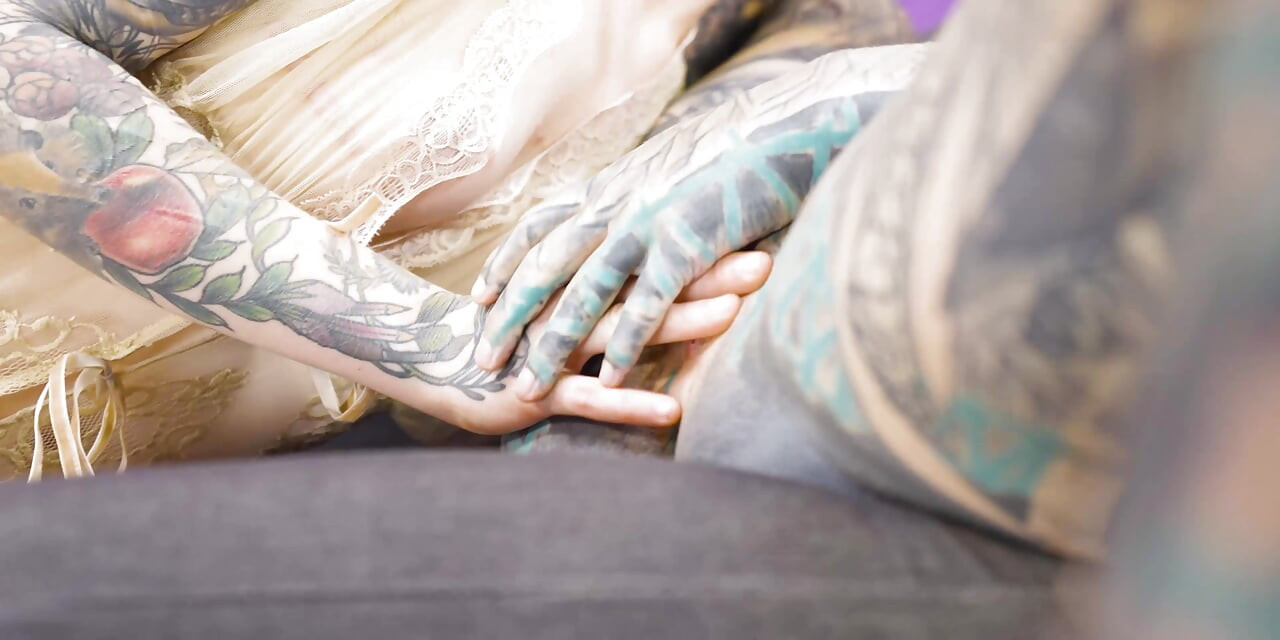 Schüchterner tätowierter alt teen erster analorgasmus mit doxy fingern