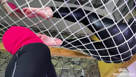 Hamak tanrıçasına tapma bölüm 1 - bakış açısı ayak emiyor ve ayaklarımın altında köle dil hizmeti