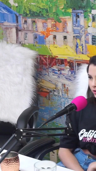 Zadivljujući trenutak iz "Flavia Oliver izvodi oralni seks s Natashom Steffens tijekom snimanja California Podcasta"