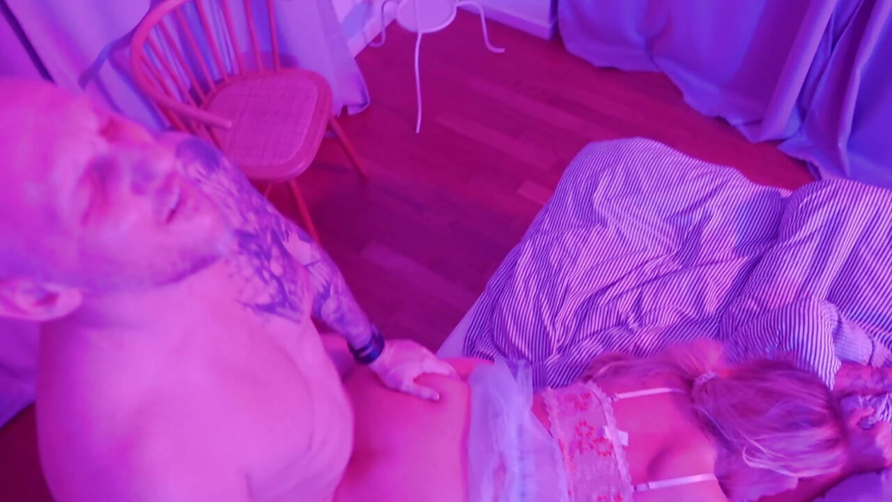 זיון חם בברלין בזמן שמאוורר מחזיק מצלמה בסגנון גונזו