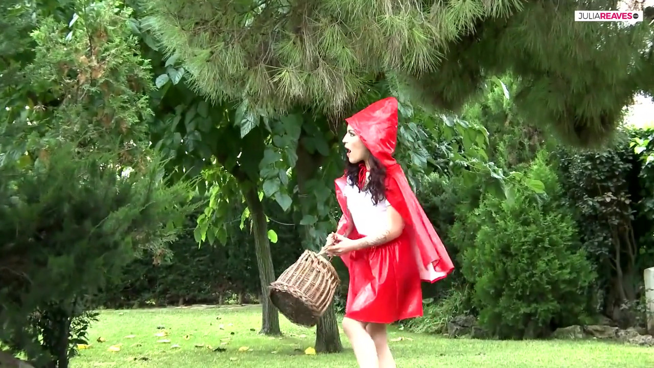 入れ墨の女の子は巨大なコックに跳ね返り、兼を食べる