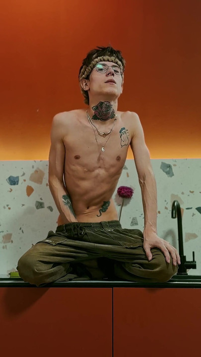 Twink se zabavlja u studijskoj kuhinji