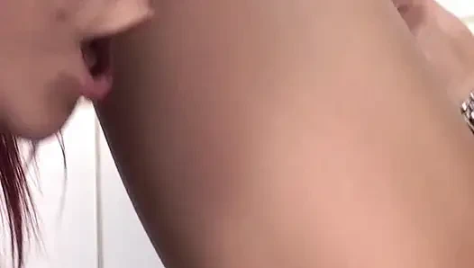 Çarpıcı Fransız bebekler mutfakta dildolarla birbirlerini sikiyor