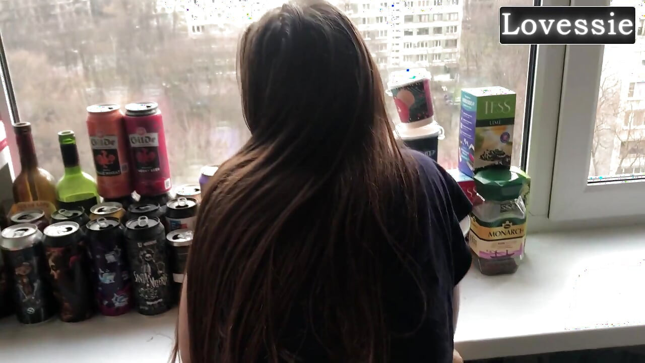 En sexig skönhet MILF ger en djup avsugning till frukost i köket en morgon - POV Hemlagad - Lovessie