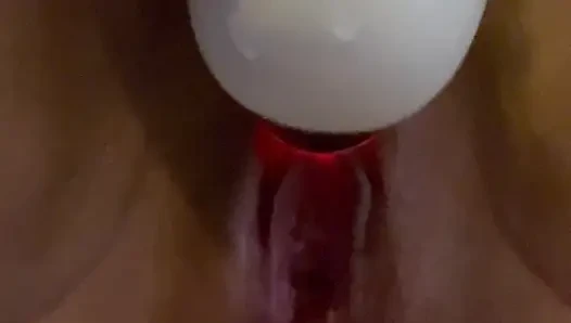 MILF squirtet in einen großen strom, weil der plug in ihrem arsch drückt