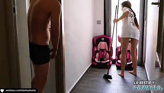 Tetanggaku yang kelailan datang ke kamarku dan kami akhirnya habis-habisan