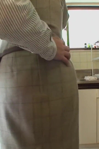 Kurva uživa u jebanju s dildom, a onda biva jebana do svršavanja