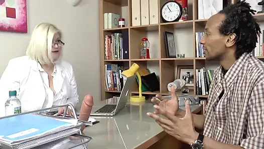 Молодой мужчина занимается сексом с врачом-гинекологом в практике