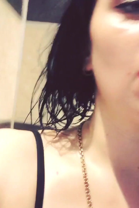 Labios rosas sexy y fetiche de cabello mojado