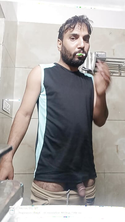 インド系デシ男性が隣の警察官、パキスタン人のパパ、教師、陸軍士官E.G.とシャワーとマスターベーションショーを楽しむ